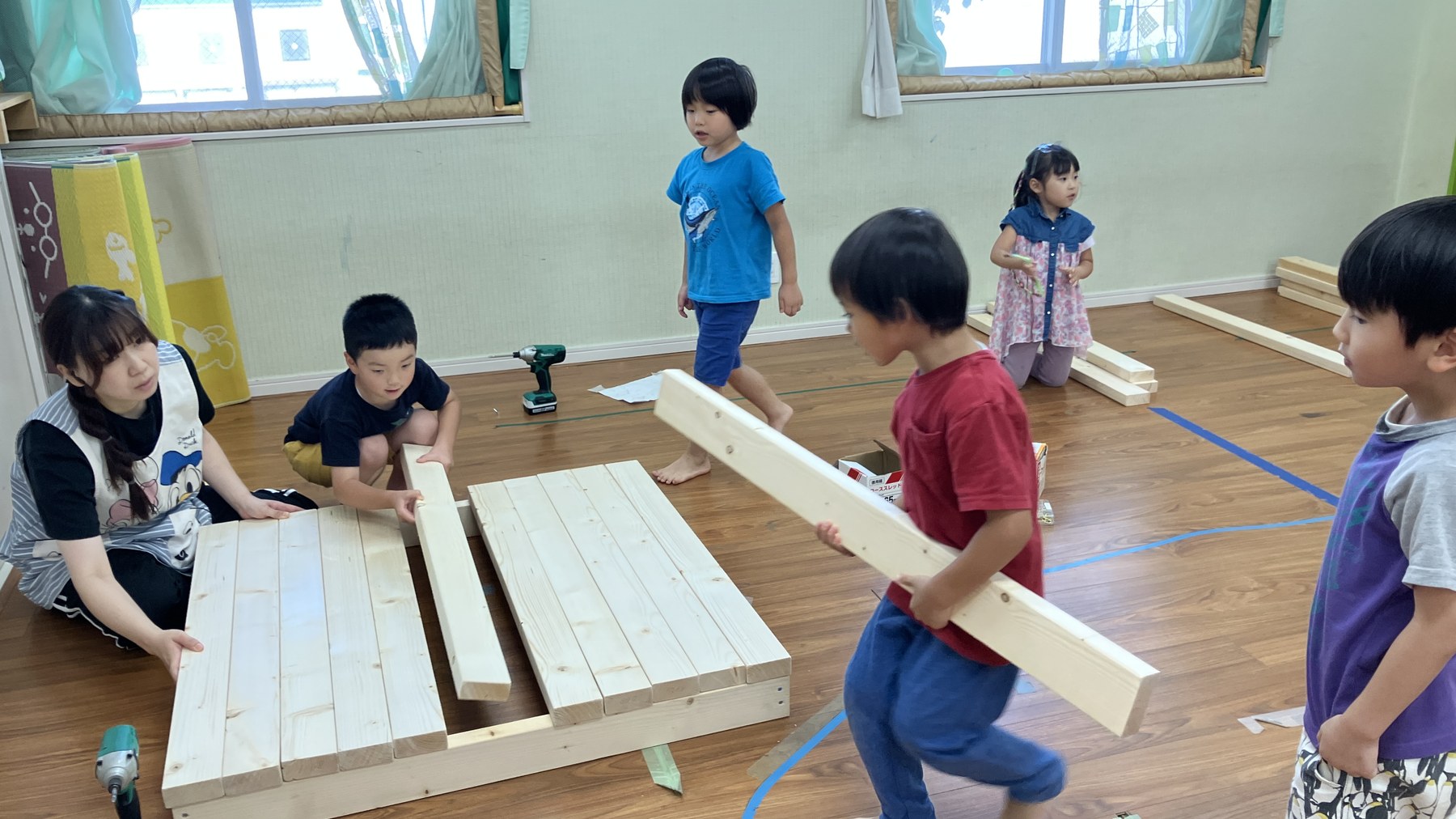 水元保育園の研修で学び合う職員の様子